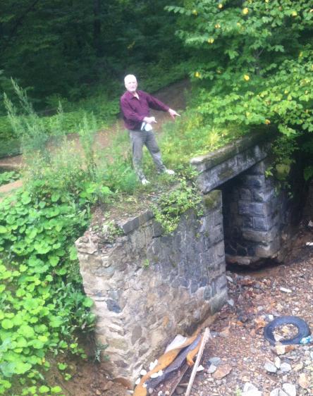 Мостик через небольшой ручей сделан на века — паводок ему не страшен.